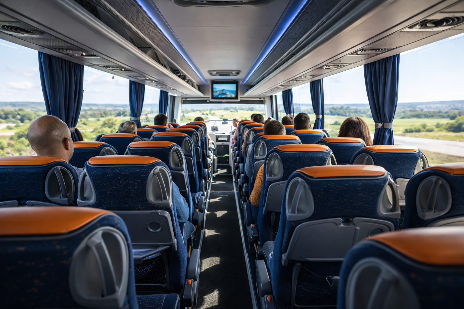 Interior de bus con pasajeros